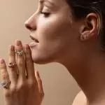 Puces d'oreilles portées