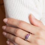 Bague Capucine trio sertie de deux saphirs rose et violet et d'un diamant
