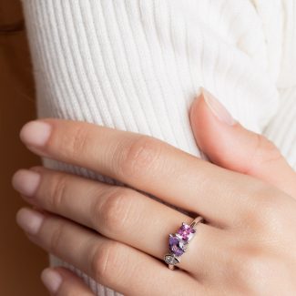 Bague Capucine trio sertie de deux saphirs rose et violet et d'un diamant