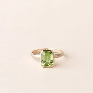 Bague péridot serti clos en or 750 millièmes recyclé Elsa