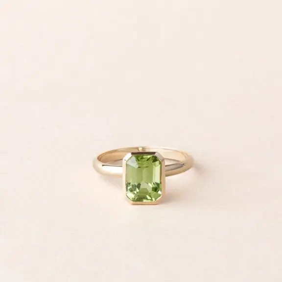 Bague péridot serti clos en or 750 millièmes recyclé Elsa