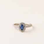 Bague Eugénie saphir diamants - or blanc - saphir ovale 0,60 carat et diamants