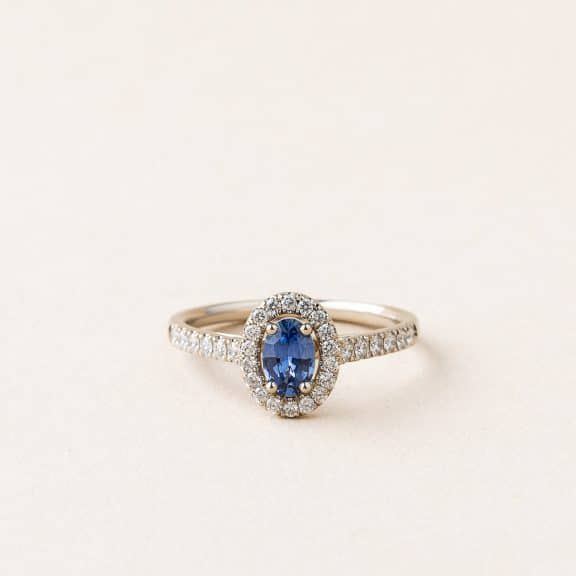 Bague Eugénie saphir diamants - or blanc - saphir ovale 0,60 carat et diamants