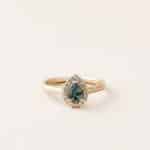 Bague Entourage poire saphir Eugénie - or jaune - saphir teal poire 6 x 4 et diamants