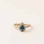 Bague poire Entourage Eugénie - or jaune - saphir teal poire 7 x 5, entourage et pavage diamants