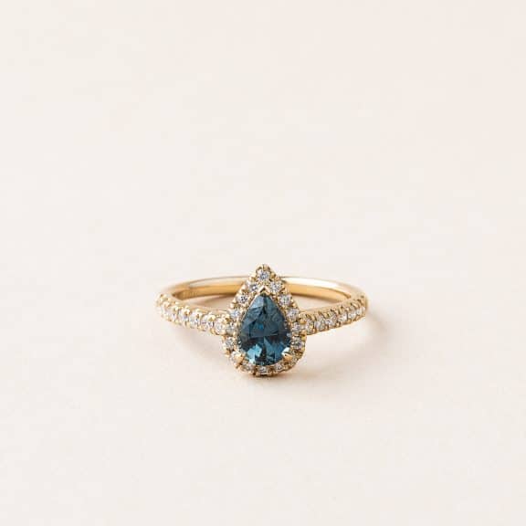 Bague poire Entourage Eugénie - or jaune - saphir teal poire 7 x 5, entourage et pavage diamants