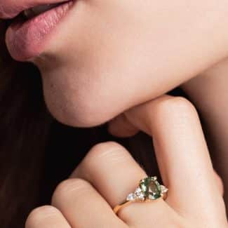 Bague saphir vert - Fanny en or jaune sertie d'un saphir vert et de diamants portée