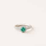 Bague émeraude et halo de diamants - or blanc / platine - modèle Halo de Charles Arteon Joaillerie