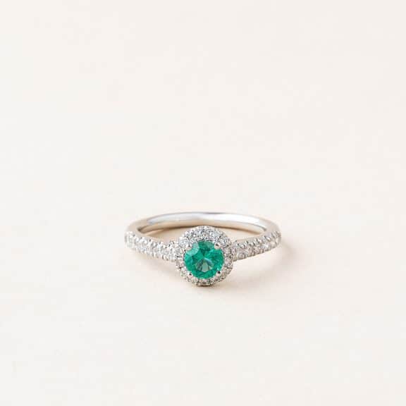 Bague émeraude et halo de diamants - or blanc / platine - modèle Halo de Charles Arteon Joaillerie