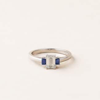 Bague diamant saphirs baguettes en or blanc palladié - diamant RPC et saphirs - modèle Julie de Charles Arteon Joaillerie