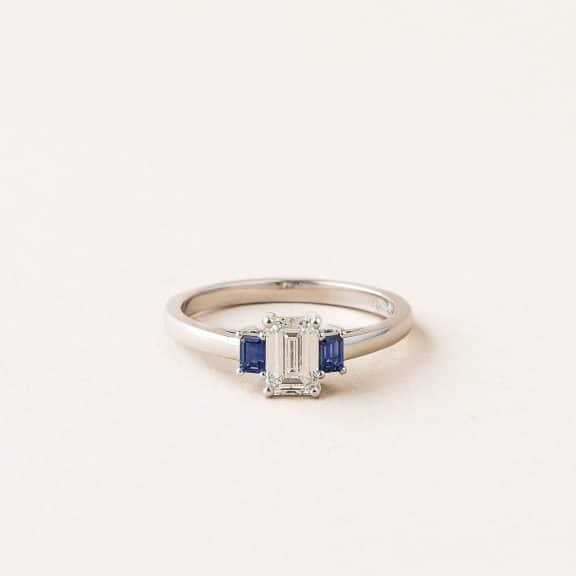 Bague diamant saphirs baguettes en or blanc palladié - diamant RPC et saphirs - modèle Julie de Charles Arteon Joaillerie