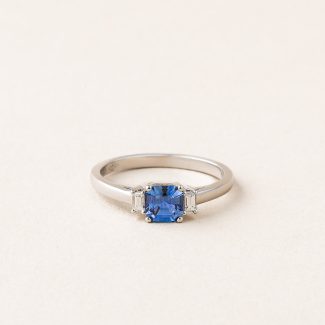 Bague saphir diamants baguettes, Julie - or blanc : platine