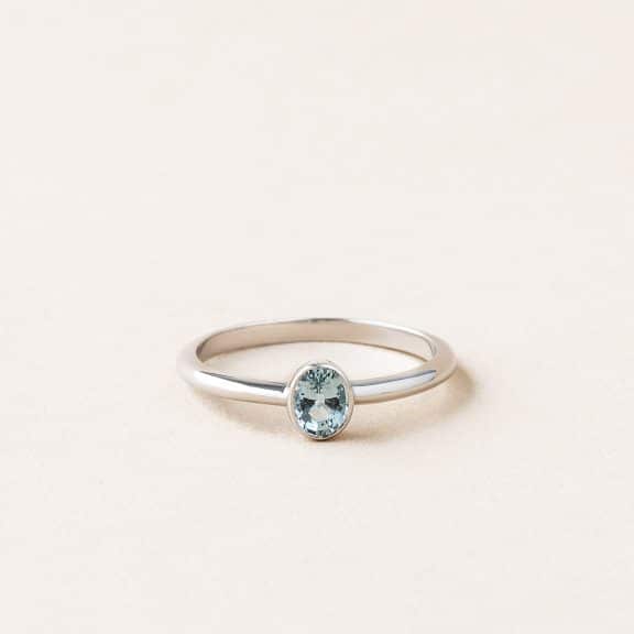 Bague sertis clos ovale - or blanc : platine - aigue-marine ovale