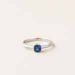 Bague saphir sertis clos coussin - or blanc : platine - saphir coussin