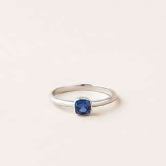 Bague saphir sertis clos coussin - or blanc : platine - saphir coussin