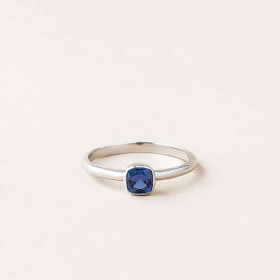 Bague saphir sertis clos coussin - or blanc : platine - saphir coussin