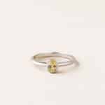 Bague sertis clos ovale - or blanc / platine - saphir jaune ovale de Charles Arteon Joaillerie