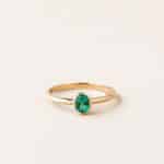 Bague sertis clos ovale - or jaune - émeraude ovale