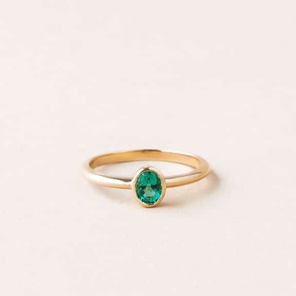 Bague sertis clos ovale - or jaune - émeraude ovale