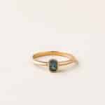 Bague saphir teal sertis clos coussin rectangle - or jaune - saphir teal