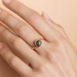Bague Tourbillon saphir teal en or jaune portée