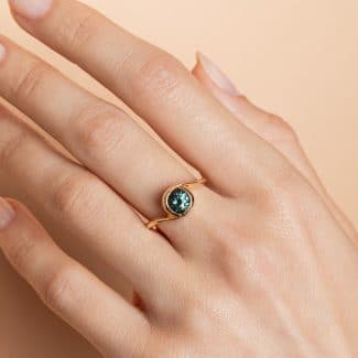 Bague Tourbillon saphir teal en or jaune portée