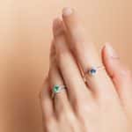 Bagues Halo serti d'une émeraude et d'un saphir avec des diamants portées