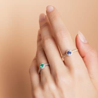 Bagues Halo serti d'une émeraude et d'un saphir avec des diamants portées