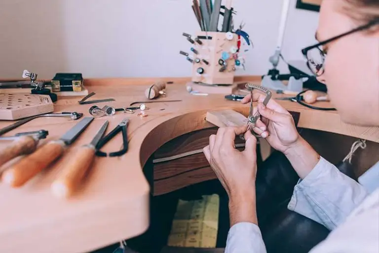 Histoire Charles Arteon - gemmologie lyon & réparation de bijoux : Travail minutieux dans notre atelier boutique Charles Arteon