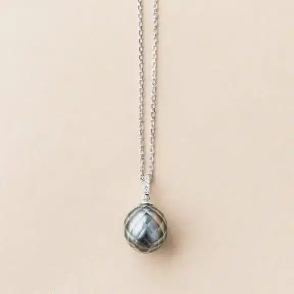 Pendentif Perle facettée Tahiti (perle de culture : Perle facettée avec bélière sertie de Diamants de Charles Arteon Joaillerie