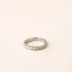 Alliance martelée homme et femme en or blanc de Charles Arteon Joaillerie