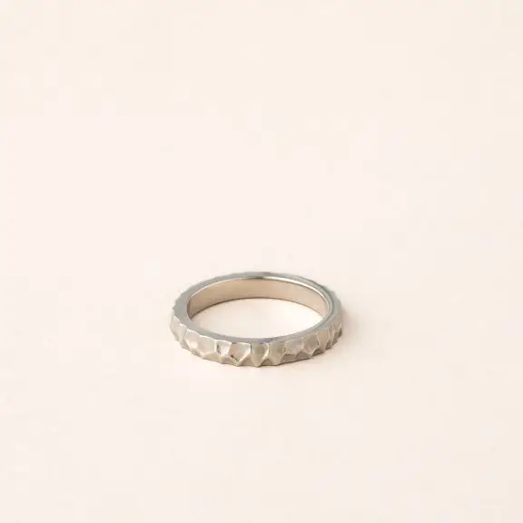 Alliance martelée homme et femme en or blanc de Charles Arteon Joaillerie
