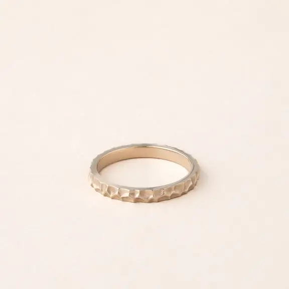 Alliance martelée femme en or rose de Charles Arteon Joaillerie