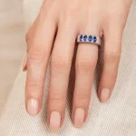 Bague 1848 saphir diamant or blanc portée