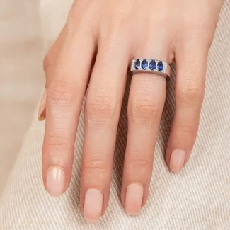 Bague 1848 saphir diamant or blanc portée