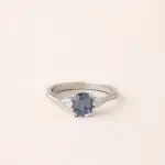 Bague spinelle bleu lavande et diamants poires or blanc, Jeanne de Charles Arteon Joaillerie