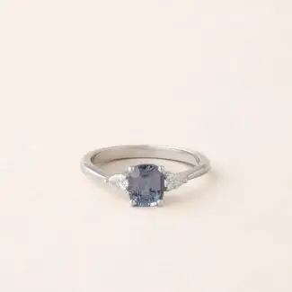 Bague spinelle bleu lavande et diamants poires or blanc, Jeanne de Charles Arteon Joaillerie