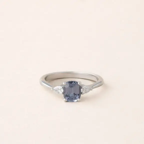 Bague spinelle bleu lavande et diamants poires or blanc, Jeanne de Charles Arteon Joaillerie