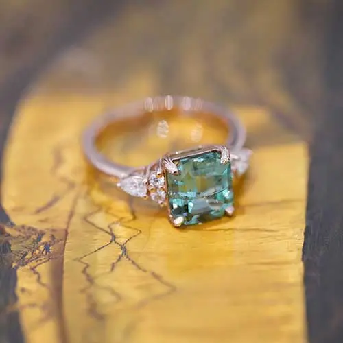 Bijoux sur-mesure : Bague tourmaline lagon et diamants taille poire sur un anneau en or rose 750 - un bijou sur-mesure confectionné par Charles Arteon Joaillerie