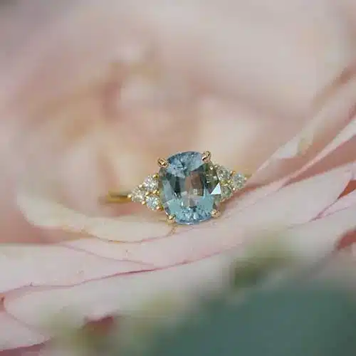 Bijoux sur-mesure : Bague aigue marine et diamants en or jaune 750 - création de bijou par Charles Arteon Joaillerie