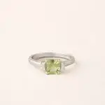 Bague péridot et diamant en or blanc 750 millièmes recyclé - modèle Julie de Charles Arteon Joaillerie