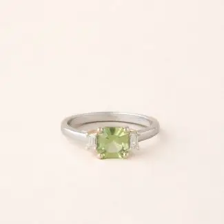 Bague péridot et diamant en or blanc 750 millièmes recyclé - modèle Julie de Charles Arteon Joaillerie