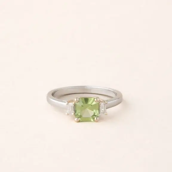 Bague péridot et diamant en or blanc 750 millièmes recyclé - modèle Julie de Charles Arteon Joaillerie