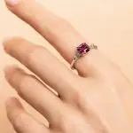 Bague Grenat Umbalite diamant Véronique portée