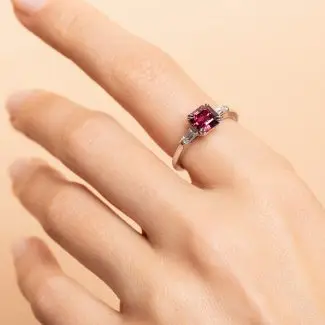 Bague Grenat Umbalite diamant Véronique portée