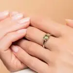 Bague Péridot diamant Julie portée
