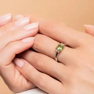 Bague Péridot diamant Julie portée