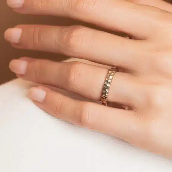 Alliance martelée femme portée - bague or