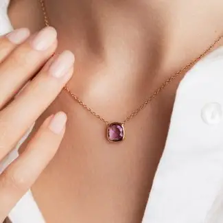 Collier améthyste le Serti Clos porté