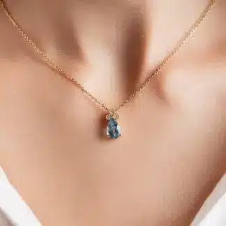 Collier aigue-marine poire diamants porté